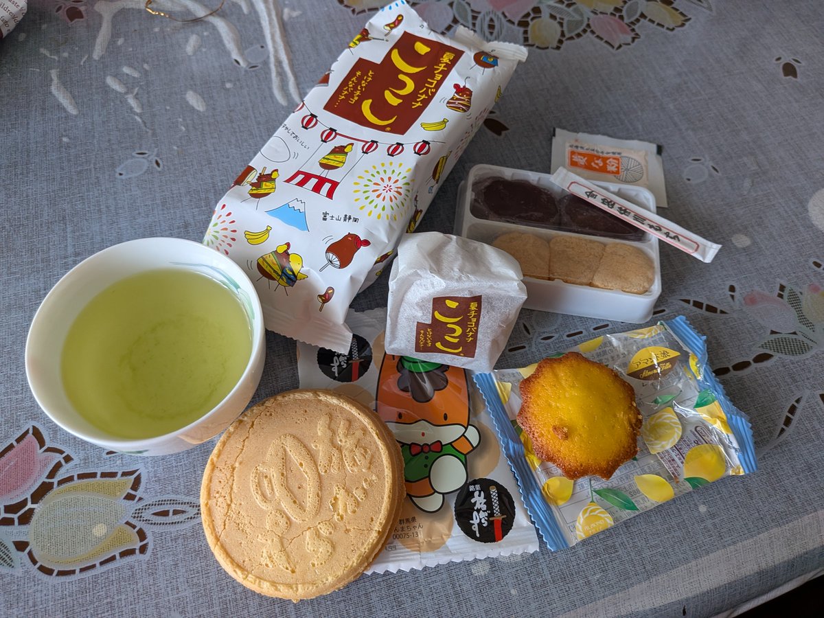 brownj0426's tweet photo. お茶休憩の時間🍵
諸国旨いもの市みたいになった笑

今日は涼しいので掛川茶も淹れた https://t.co/gSC7x2FgW5