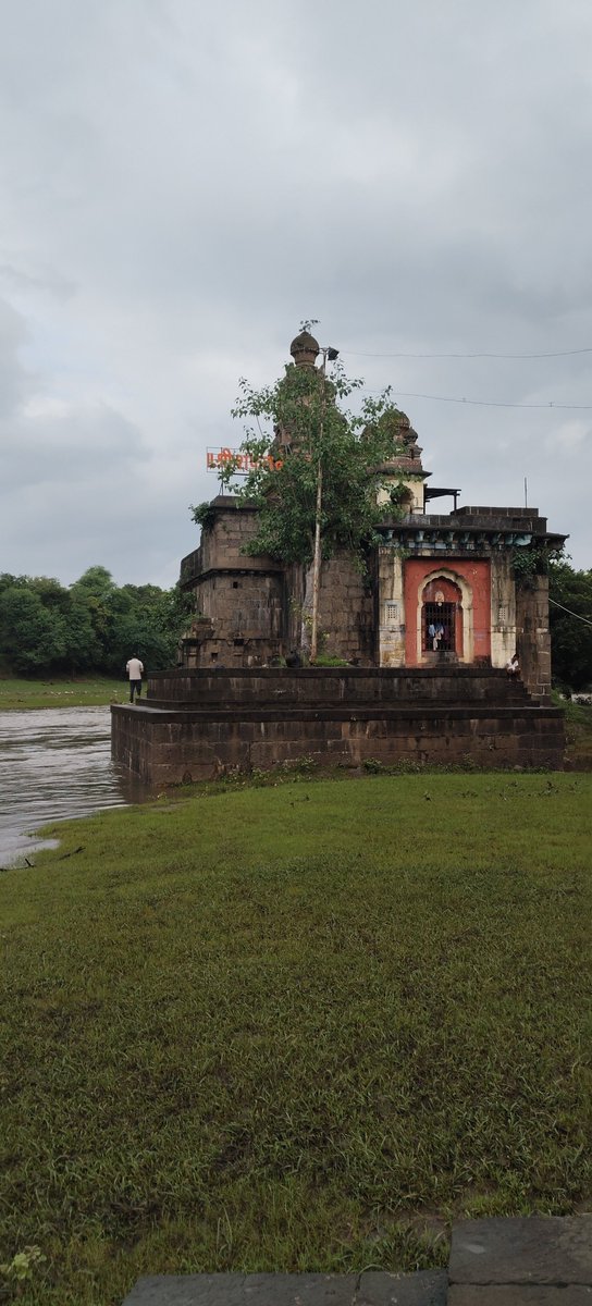 KishorWadk12676's tweet photo. शकुंतलेश्वर मंदिर. वडुथ ता. ��िल्हा सातारा.शहरापासून हाकेच्या अंतरावर असणारे हे महादेवाचे मंदिर पेशवेकालीन असून कृष्णा नदीच्या काठी आहे.पावसाळ्यात मंदिराला नदीचा पूर्ण वेढा असतो. मराठा स्थापत्यशैलीचा उत्कृष्ट नमुना आहे
#marathaarchitecture #losttemples https://t.co/Mw6myQF4Cm