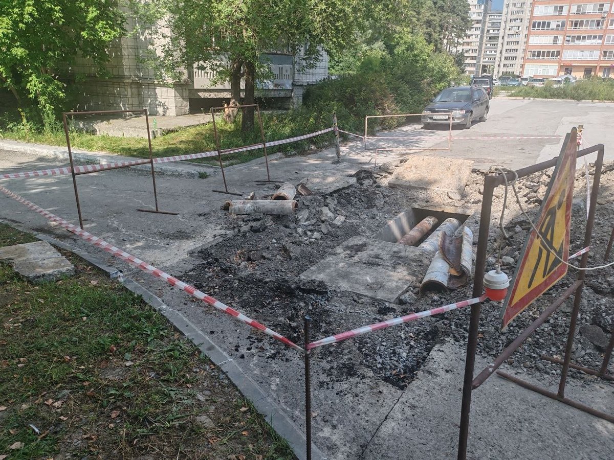 Shlyuzru's tweet photo. Спасибо за оперативность!

18 июля мы выпустили публикацию "Опасно! Будьте предельно осторожными!" и параллельно отправили обращение через "Госуслуги. Решаем вместе"
на тему провала в дорожном полотне, между домами 23 и 25 по улице Сиреневая➡️https://t.co/OAxA1WunQZ https://t.co/FZ67ocgqEO