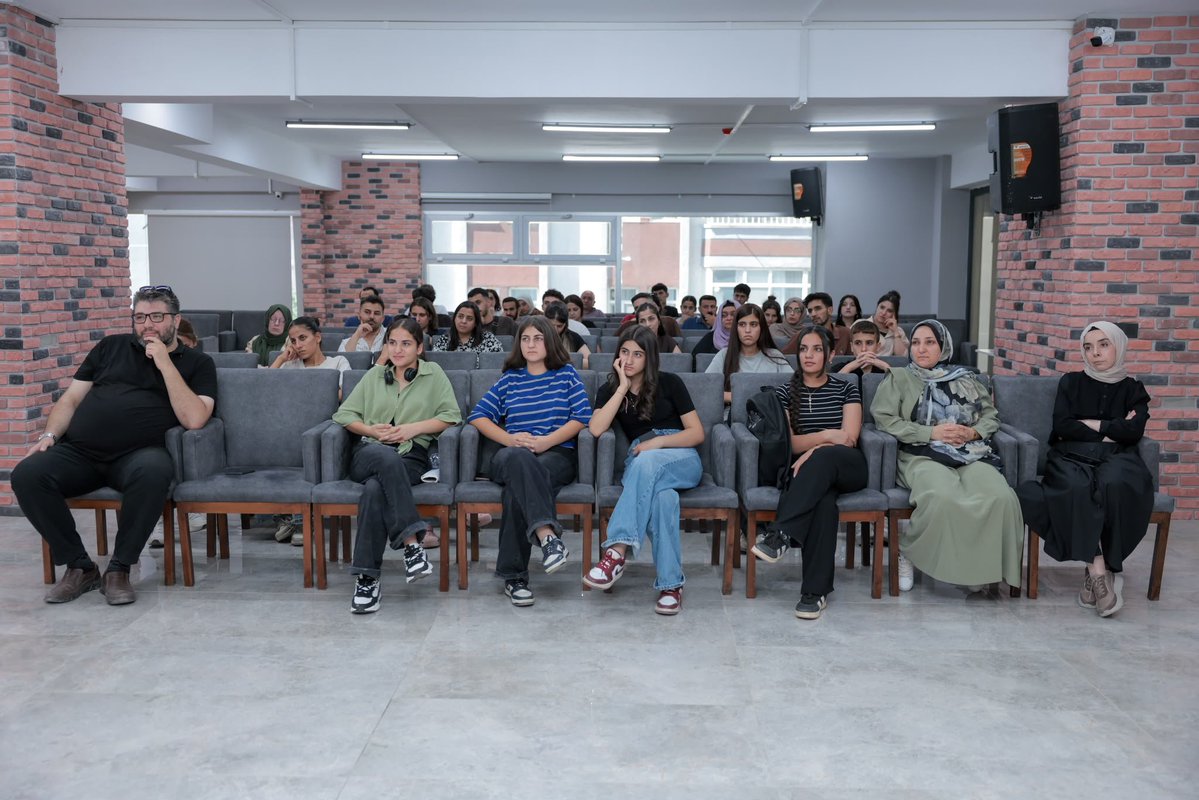MbbGenclik's tweet photo. Mardin Artuklu Üniversitesi Tıp Fakültesi Öğretim Üyesi Doç. Dr. Mehmet Tarık Baran, “Veriden Karara: Yapay Zekâ ile Sağlığın Geleceği ve Yeni Meslekler” başlıklı sunumuyla gençlerimizle bir araya geldi.😊👩‍🎓👨‍🎓

#ArtukluGençlikMerkezi https://t.co/gd4lqT6v8v