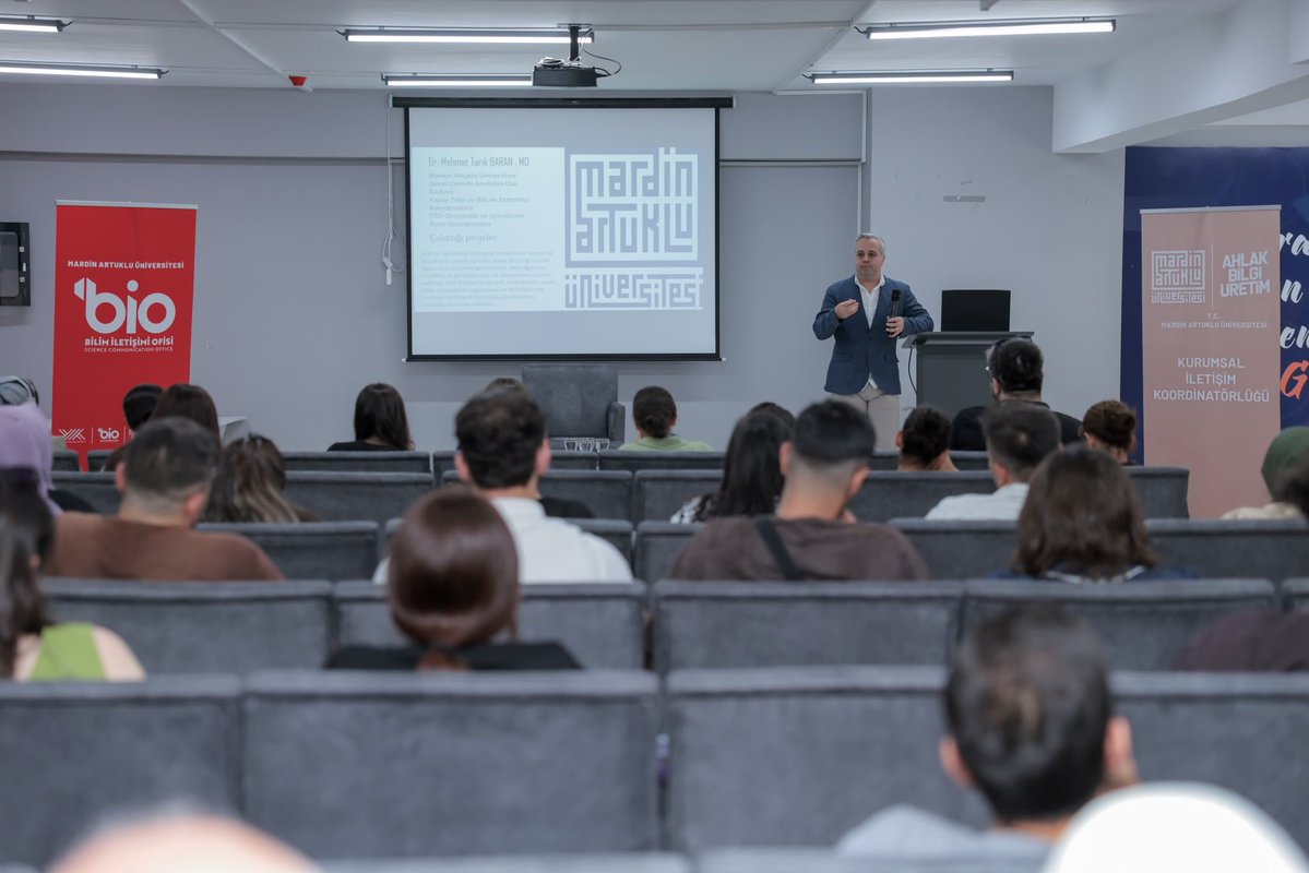 MbbGenclik's tweet photo. Mardin Artuklu Üniversitesi Tıp Fakültesi Öğretim Üyesi Doç. Dr. Mehmet Tarık Baran, “Veriden Karara: Yapay Zekâ ile Sağlığın Geleceği ve Yeni Meslekler” başlıklı sunumuyla gençlerimizle bir araya geldi.😊👩‍🎓👨‍🎓

#ArtukluGençlikMerkezi https://t.co/gd4lqT6v8v