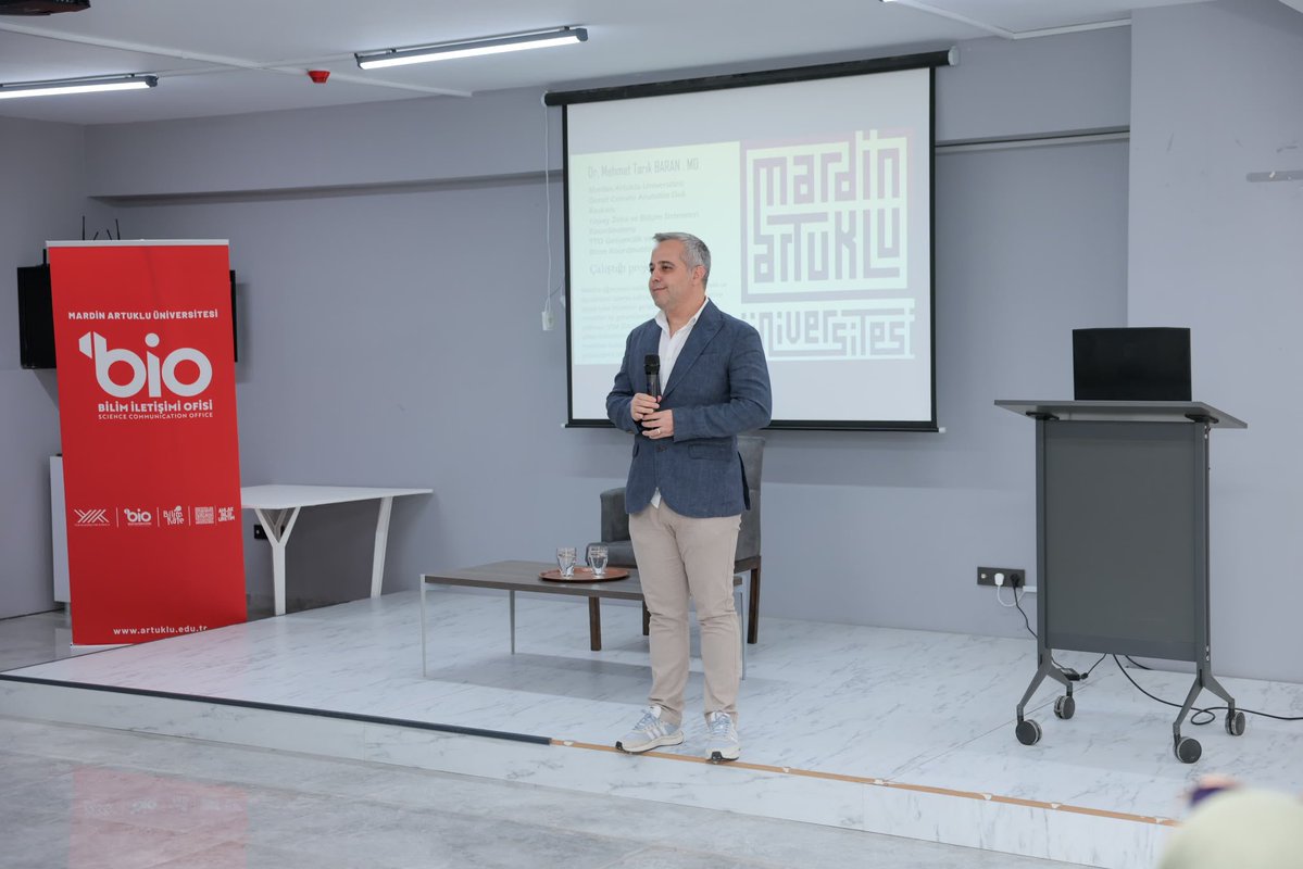MbbGenclik's tweet photo. Mardin Artuklu Üniversitesi Tıp Fakültesi Öğretim Üyesi Doç. Dr. Mehmet Tarık Baran, “Veriden Karara: Yapay Zekâ ile Sağlığın Geleceği ve Yeni Meslekler” başlıklı sunumuyla gençlerimizle bir araya geldi.😊👩‍🎓👨‍🎓

#ArtukluGençlikMerkezi https://t.co/gd4lqT6v8v