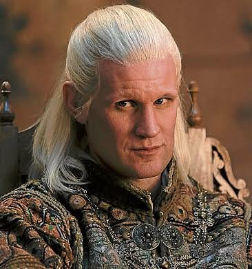 lelapindufutur's tweet photo. À gauche Daemon Targaryen issu d'une lignée tellement raciste qu'elle baise entre frères et sœurs et oncles et nièces par peur de diluer sa pureté

A droite Rhaena Targaryen, sa fille dans la série

MDR https://t.co/KyHe6BHCSg