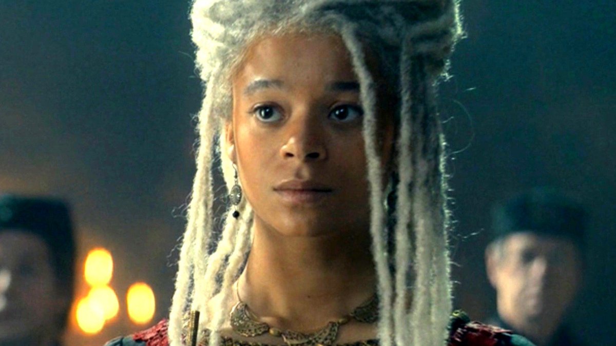 lelapindufutur's tweet photo. À gauche Daemon Targaryen issu d'une lignée tellement raciste qu'elle baise entre frères et sœurs et oncles et nièces par peur de diluer sa pureté

A droite Rhaena Targaryen, sa fille dans la série

MDR https://t.co/KyHe6BHCSg