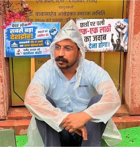 JPSCreformanch's tweet photo. ब्रो झारखंड में बारिश हो रही , छात्र 11 दिन से बारिश धूप में डटे हुए है। 

rain coat पहने हो कब आ रहे है झारखंड ? 

आना न सही लिख तो सकते हो न पर मत लिखना क्योंकि झारखंड भारत में नहीं है। 
@BhimArmyChief https://t.co/VmxZRNUsc8