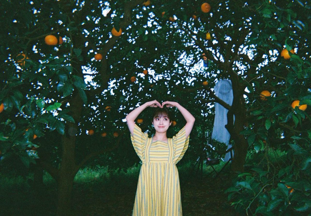 H_KANNA_0203's tweet photo. バカンスの法則皆さん観て下さってますか〜？🍊
色合いめっちゃ綺麗ですよねん。
そしてわちゃわちゃアドリブ満載のシーンたくさん。結構カットされてる部分もあるけど🤣
AbemaとNetflixでご覧頂けますのでぜひ！
#バカンスの法則 https://t.co/vYfdqeIQbF