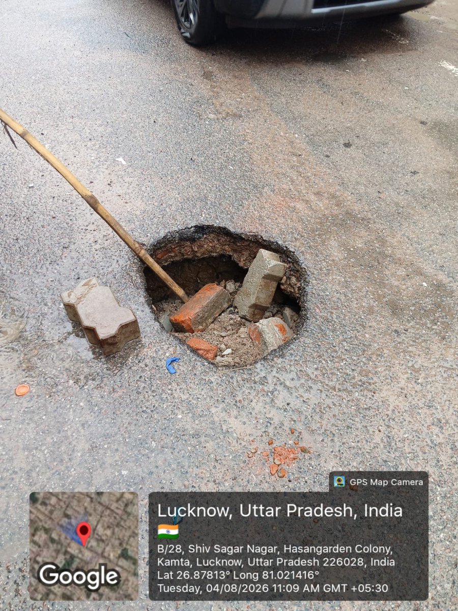 Lko_VivekSharma's tweet photo. धूर्तता व नकारापन की मिसाल बने हैं @jalkal_lko के अभियंता !😡..@LMC_Lucknow
शंकरपूरी कॉलोनी के मुख्य मार्ग में जल रिसाव से सड़क धंस रही थी..स्थानीय जनता की लगातार शिकायतों के बाद भी जोन 7 के JE व #PWD के जिम्मेदार कोई सुध तक नहीं ले रहे..वो सड़क आज धंस ही गई..क्या यहां भी गोमती नगर जैसे बड़े हादसे का इंतजार है..🤔..जबकि ऐसी ही(दोनों जिम्मेदार विभागों) लचर कार्यशैली के चलते एक मासूम की जिंदगी निगल गई थी..गड्ढा युक्त सड़क!
कृपया जनहित में प्राथमिकता के आधार पर तत्काल जल रिसाव व सड़क मरम्मत कार्य किया जाना अतिआवश्यक होगा श्रीमान..@CMOfficeUP @aksharmaBharat @Sushma_Kharkwal @AdminLKO