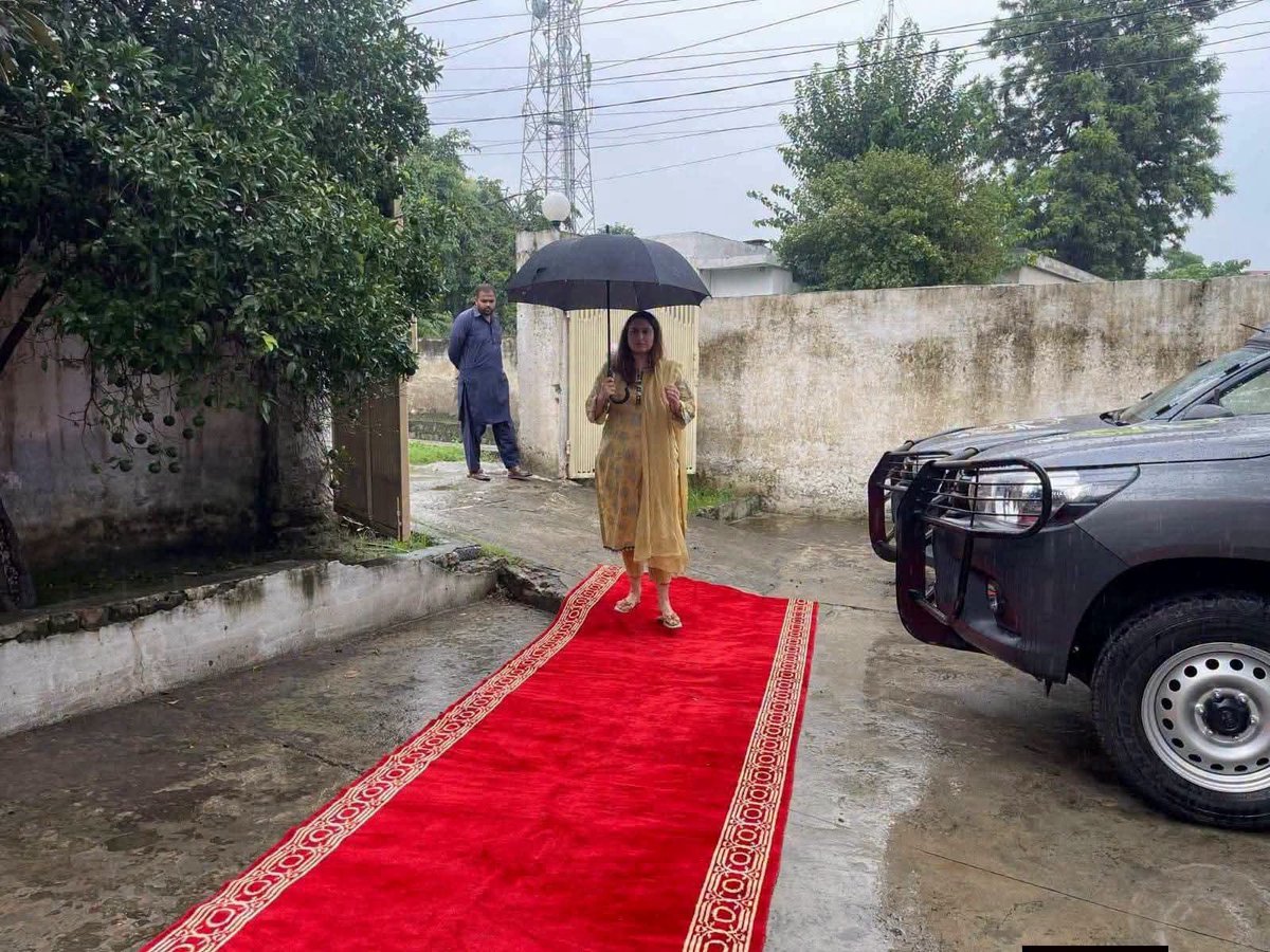 Badass1ZQ1's tweet photo. یہ تصویر اسسٹنٹ کمشنر کہوٹہ کی ہے
جو برسات کے موسم میں اک سرکاری دفتر کا دورہ کررہی ہیں
محترمہ نے اپنا ویگو ڈالا بلکل سرخ کارپٹ کے ساتھ پارک کیا اور پھر ڈالے سے پہلا قدم سرخ کارپٹ پر رکھا
جو کارپٹ سیدھا دفتر کے مرکزی دروازے تک جارہا تھا
یہ اقدام پاؤں پر مٹی اور بارش کا پانی لگنے سے بچانے کیلئے کیا گیا
اور یقیناً یہ اقدام عوام کے وسیع تر مفاد میں ہی کیا گیا ہوگا

مثبت رپورٹنگ