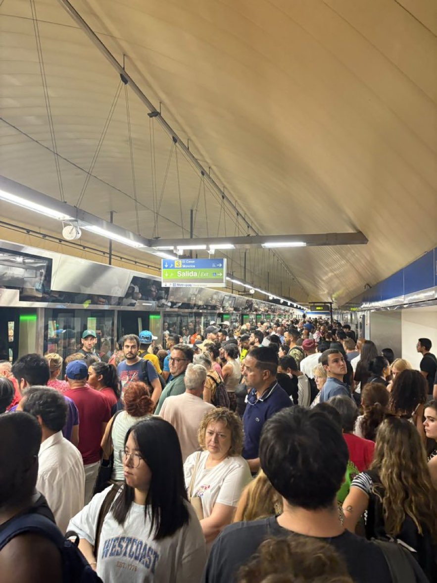 PiliPaContraria's tweet photo. Ayuso gasta millones en Áticos de lujo y tiene el metro en estas condiciones.( L6 Legazpi. ) https://t.co/fMVKRSqow7