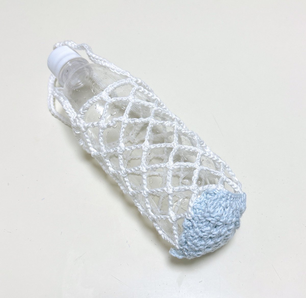 mimiamimono's tweet photo. TUMUGI様(@tsumu__crochet )の⬇️の動画を見ながらめちゃくちゃ可愛いペットボトルホルダーを編みました〜✨️
貝殻の可愛さと使用糸のキラキラ感が堪らなく夏っぽくて自分用と母用に一気に2つ作っちゃいました♡
暑い夏もウキウキで乗り越えられそうです☀️
https://t.co/n6J1K9Hm7a https://t.co/7DNOQdtbpU