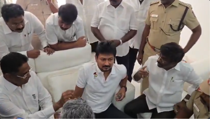 BruceBannerHere's tweet photo. @_faaaz asaiyadha maram ondru vizhudhadhu keela 🤣 https://t.co/l52MZl60S4