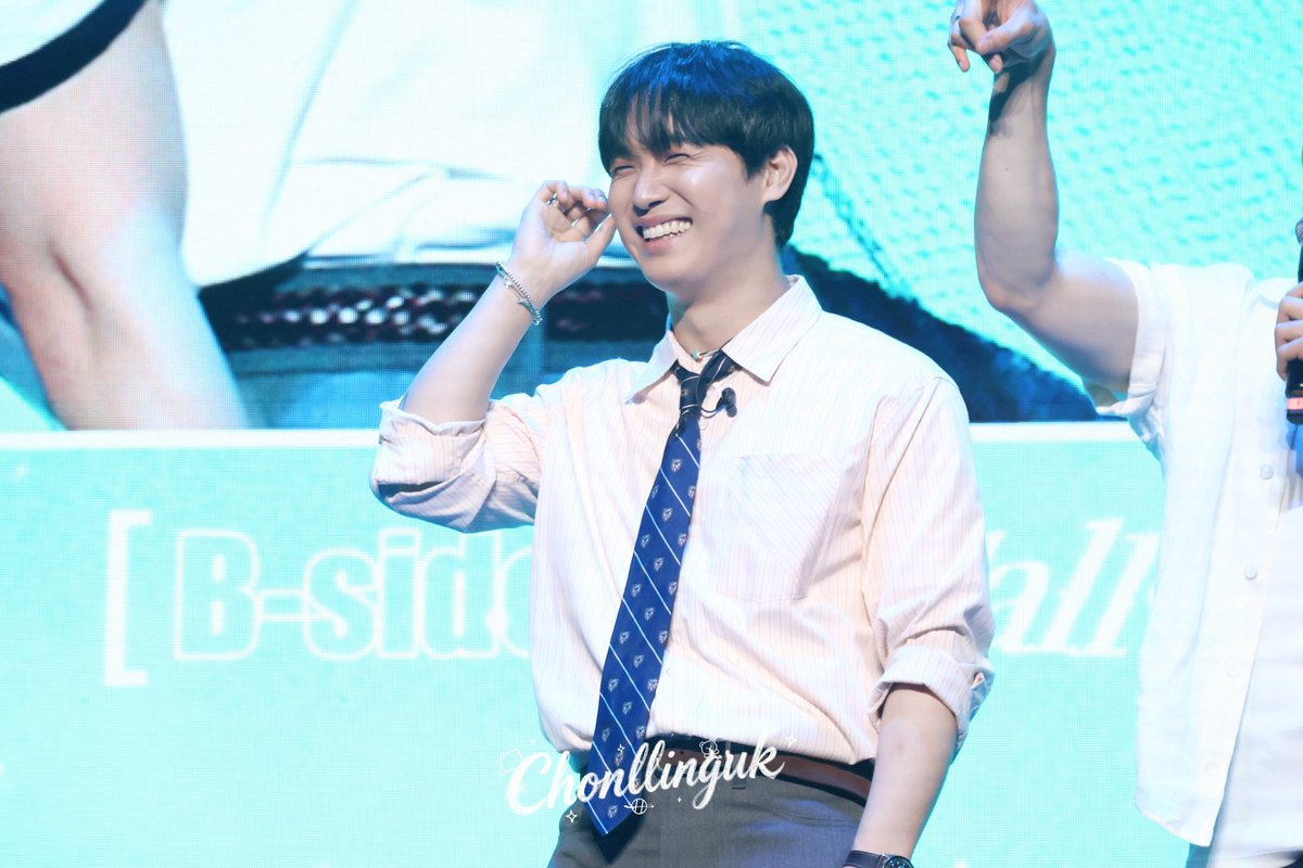 Chonlllinguk's tweet photo. 260802 상해 팬미팅

임선배님～（😊

#비투비 #BTOB 
#임현식 #현식 https://t.co/ji9D9dL9Cq