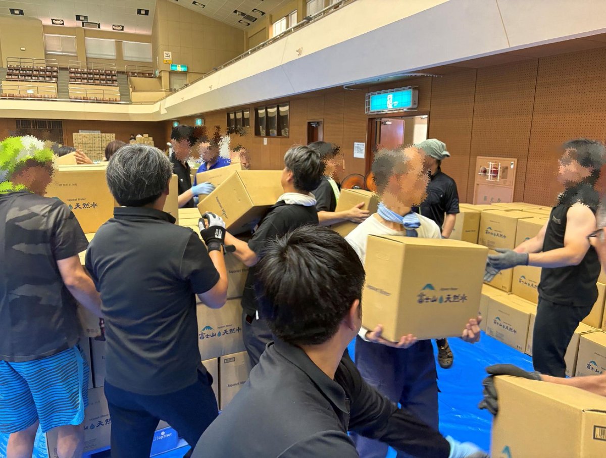 roassoofficial's tweet photo. 令和8年熊本地震により被害を受けた八代市と宇城市へ、ジャパネットグループ様よりご提供いただいた水を8/1(土)～8/3(月)にかけて、お届けいたしました。
“県民に元気を 子ども達に夢を 熊本に活力を”このクラブ理念のもと、私達にできる事を継続して取り組んでまいります。
また、今回のお届けに際し、田河社長をはじめとするV・ファーレン長崎の皆様もご協力くださいました。
開幕前のお忙しい中ご協力いただき、誠にありがとうございます。

詳しくはこちら
https://t.co/B3N6FT27py

#ロアッソ熊本