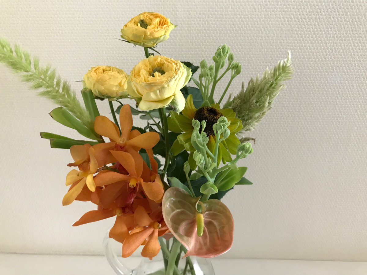 mimi_on22m's tweet photo. お花屋さんのリビングブーケです😃 夏らしいオレンジ系のをチョイス。これくらいのボリュームがちょうど良い。普段あまり選ばないタイプのお花とか組合せとか勉強になります（自習）。お値段も手頃で自分ご褒美😊 #花を飾ろう #ビタミンF #花のある暮らし https://t.co/crFof1qbaL