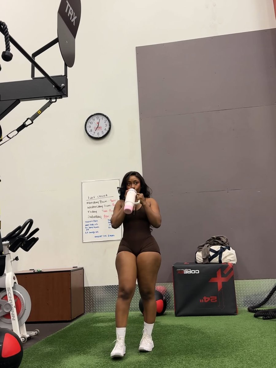 MuseVerse__'s tweet photo. Slim but curvy. https://t.co/dFaHQQJIMv