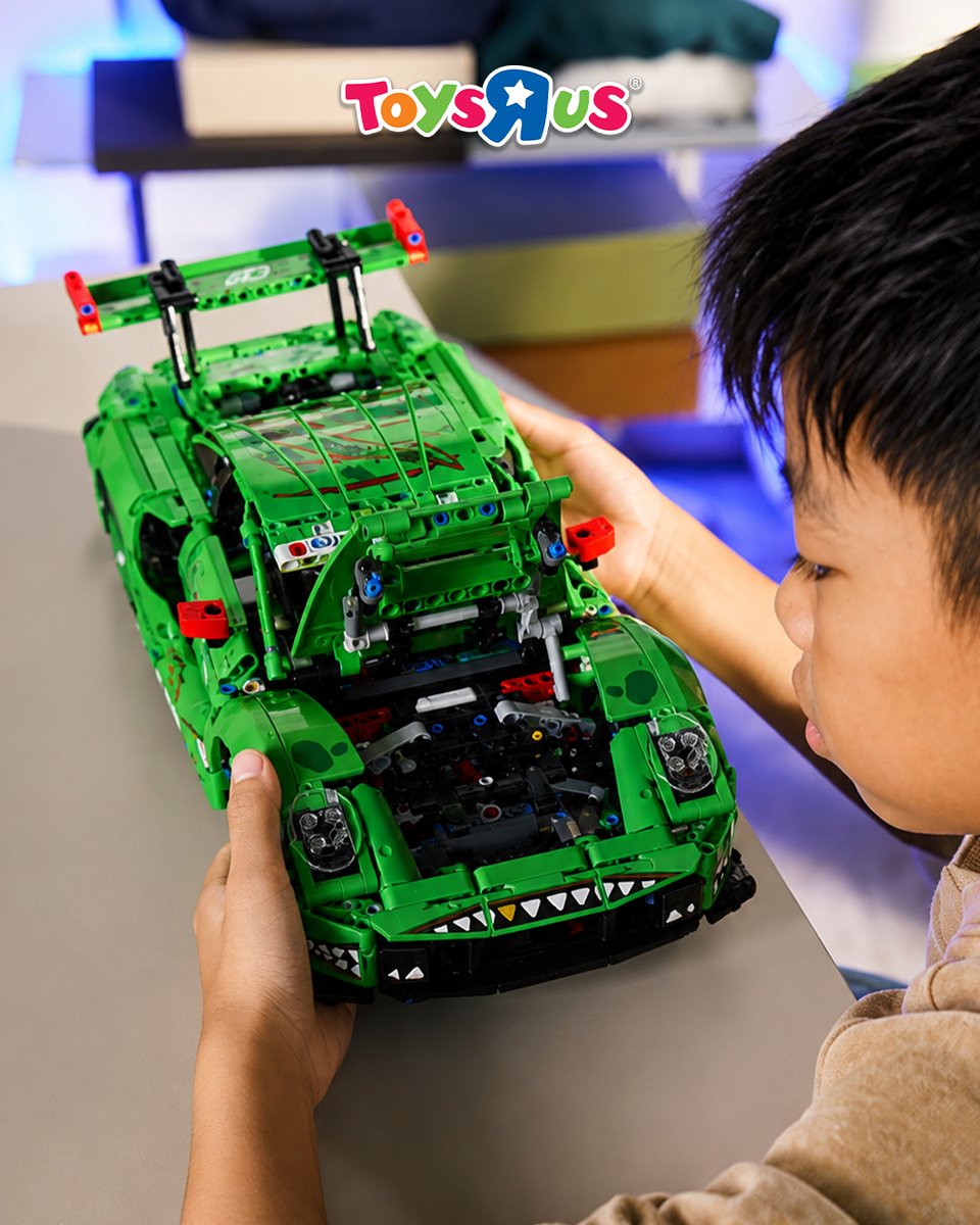 Toysrustrky's tweet photo. 🚗💚 Her parçada hız, her adımda eğlence!

LEGO® Technic Porsche 911 GT3 RS "Rexy" ile yalnızca etkileyici bir modeli değil, unutulmaz bir yapım deneyimini keşfet. 

Şimdi Toys“R”Us Türkiye mağazalarında ve seni bekliyor. 🦒

#ToysRUsTürkiye #LEGOTechnic #Porsche911  #TRUkids https://t.co/Av8WtMfyY9