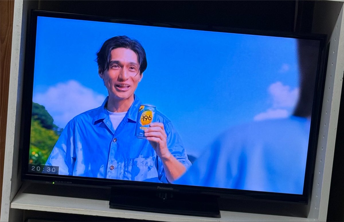 24ki10ryo's tweet photo. この前実家帰った時適当にチャンネル回してたら、CMで-196のロゴが出てきて、お〜〜！錦戸出てきたりして😌とか思ってたら本当に出てきてびっくりした
出てくるの上戸彩だけかと思ってた
急いで撮ったけど変な瞬間ばっかりになってしまった https://t.co/J5v9ZQAHTQ