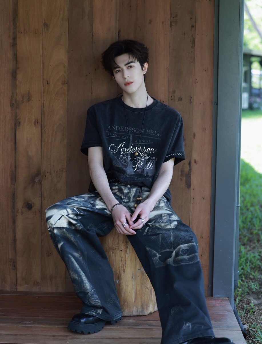 Rabbit2306_V2's tweet photo. 🪧 จู่ ๆ ก็ get เสน่ห์ของหยิ่นฮ่าวอวี่ขึ้นมาเลย

ไอ้หนุ่มนี่ไปหล่อขึ้นขนาดนี้ตั้งแต่เมื่อไหร่เนี่ย!
ทั้งที่ตอนอยู่รายการ CHUANG 2021 ฉันก็ไม่ได้รู้สึกอะไรเป็นพิเศษ หลังเดบิวต์เป็นวงแล้วก็ไม่ได้ตามเท่าไหร่ ซีซันที่แล้วของ Chinese Restaurant ก็ไม่ได้ดูด้วย แต่ทำไมครั้งนี้พอเขาออกมา ฉันถึงรู้สึกตาเป็นประกายขึ้นมาซะอย่างนั้น

หล่อมาก หล่อมาก หล่อมาก หล่อมากเลย พ่ายพ่าย 😭

💬 ซีซันนี้เขาผอมลงมากเกินไปเพราะถ่ายละครเลย แต่สภาพตอนซีซันที่แล้วดูดีกว่านะ หล่อจนแทบเป็นลมทุกอีพีเลย
💬 ถ้ายังไม่ได้ดู Chinese Restaurant ซีซัน 9 ลองดูได้นะ หล่อโดดเด่นมากจริง ๆ
💬 ฉันก็รู้สึกว่าพ่ายพ่ายตอนนี้ผอมลงไปเยอะเกินแล้ว ตอนซีซัน 9 กำลังพอดีเลย หล่อสุด ๆ 
🪧 ขอถามแบบเกรง ๆ หน่อย รายการโดยรวมสนุกไหม? ปกติฉันไม่ค่อยถึงขั้นตามดูรายการเพราะคนคนเดียวเป็นพิเศษ~
💬 สนุกดีนะ ซีซัน 9 เคมีและบรรยากาศโดยรวมของสมาชิกในรายการดีมาก ทุกคนมี EQ สูงกันหมดเลย

💬 ใน #ปลุกชีพคืนวิญญาณ เขาหล่อจริง ๆ ตอนนั้นฉันแค่เห็นคลิปตัดสั้น ๆ ก็อยากไปทำความรู้จักเขาแล้ว พอไปทำความรู้จักจริง ๆ ถึงได้รู้ว่าเป็นคนที่พูดได้หลายภาษา ภาษาจีนก็พูดได้ดีมาก แถมยังเรียนการแสดงมาโดยตรงจากเป่ยเตี้ยนอีก แล้วก็เป็นคนขยันมาก ร้องเพลงก็มีน้ำเสียงแบบสายตะวันตกอีก เรียกได้ว่าเป็นคนที่รวมข้อดีไว้ในตัวคนเดียวจริง ๆ 😂 ไม่มีทางที่จะไม่ตกหลุมรักได้เลย
💬 นิสัยเขาก็ดีจริง ๆ นะ ฮ่า ๆๆ

💬 เธอรีบไปดู Chinese Restaurant 9 กับเจียงเจียวห่าว เลย!!!!!
💬 สายตาดีมาก 👀
💬 ดูปลุกชีพฯ แล้วตกหลุมรักเลย 😳
💬 อ๊ากกก แล้วพ่ายพ่ายเป็นคนที่ ตัวจริงหล่อกว่าขึ้นกล้องมากกก พระเจ้า ตัวจริงคือหล่อแบบทำเอาคนตายได้เลย
💬 หล่อจริง ๆ
💬 ตอน CHUANG 2021 เขายังเด็กอยู่เลย เพิ่ง 17 เอง ตอนนี้โตขึ้นแล้ว 🥹
💬 ฉันก็เหมือนกัน 
💬 ตอนนั้นยังเด็กอยู่นี่นา 

(ปล. รูปประกอบตามใจฉัน 5555) 

📲 https://t.co/L9XNyXajSP

@patrick_pppat 
#แพทริค #PatrickFinkler 
#Patrick尹浩宇 #แพทริคณัฐวรรธ์