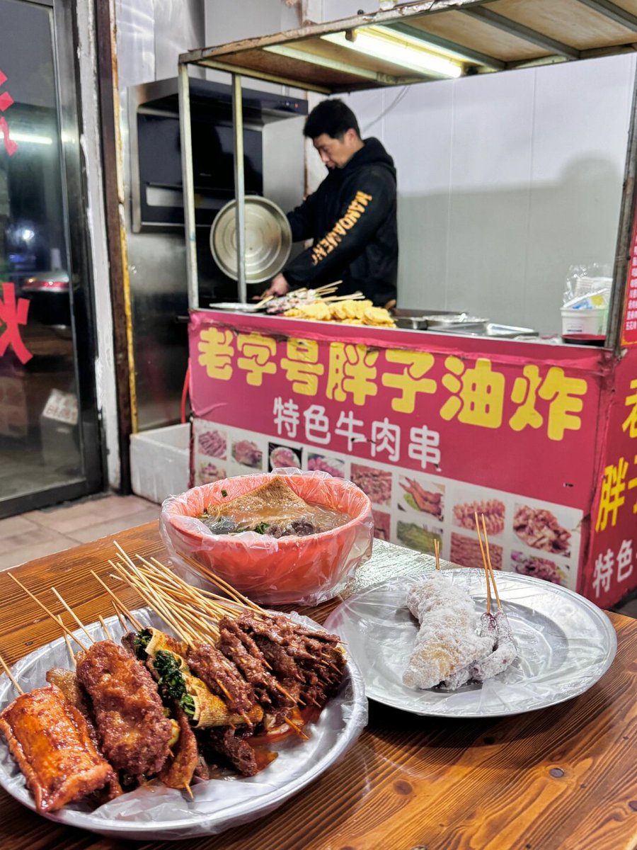HeyItsCailon's tweet photo. Craving late-night street vibe This crispy fried skewer with savory sauce hits different—warm, crunchy, straight from the street cart! https://t.co/LU8dvH28FR