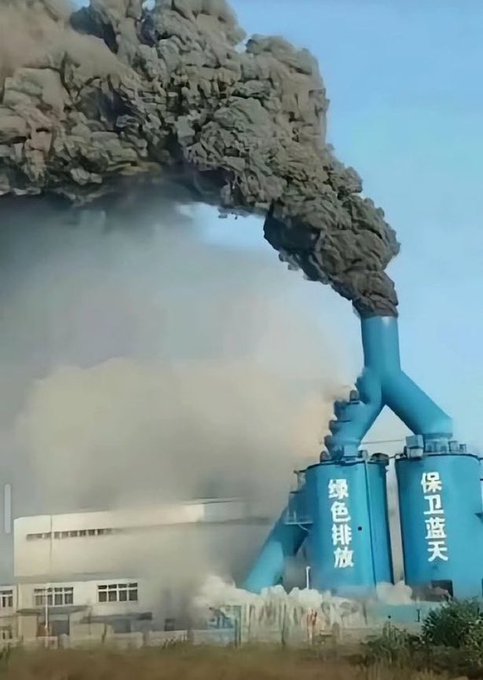 JohnLeePettim13's tweet photo. China has the world’s largest coal power fleet by a wide margin. Approximately 1,195 operational coal-fired power plants. These numbers dwarf every other country (India has roughly 250–290 plants; the United States has around 195–200). In 2025 alone, China started construction on about 83 GW of new coal capacity.
China alone accounts for more than half of global coal use (~4.95 billion tonnes in 2025) China produces as much CO₂ as Canada does in an entire year in roughly 16–20 days.