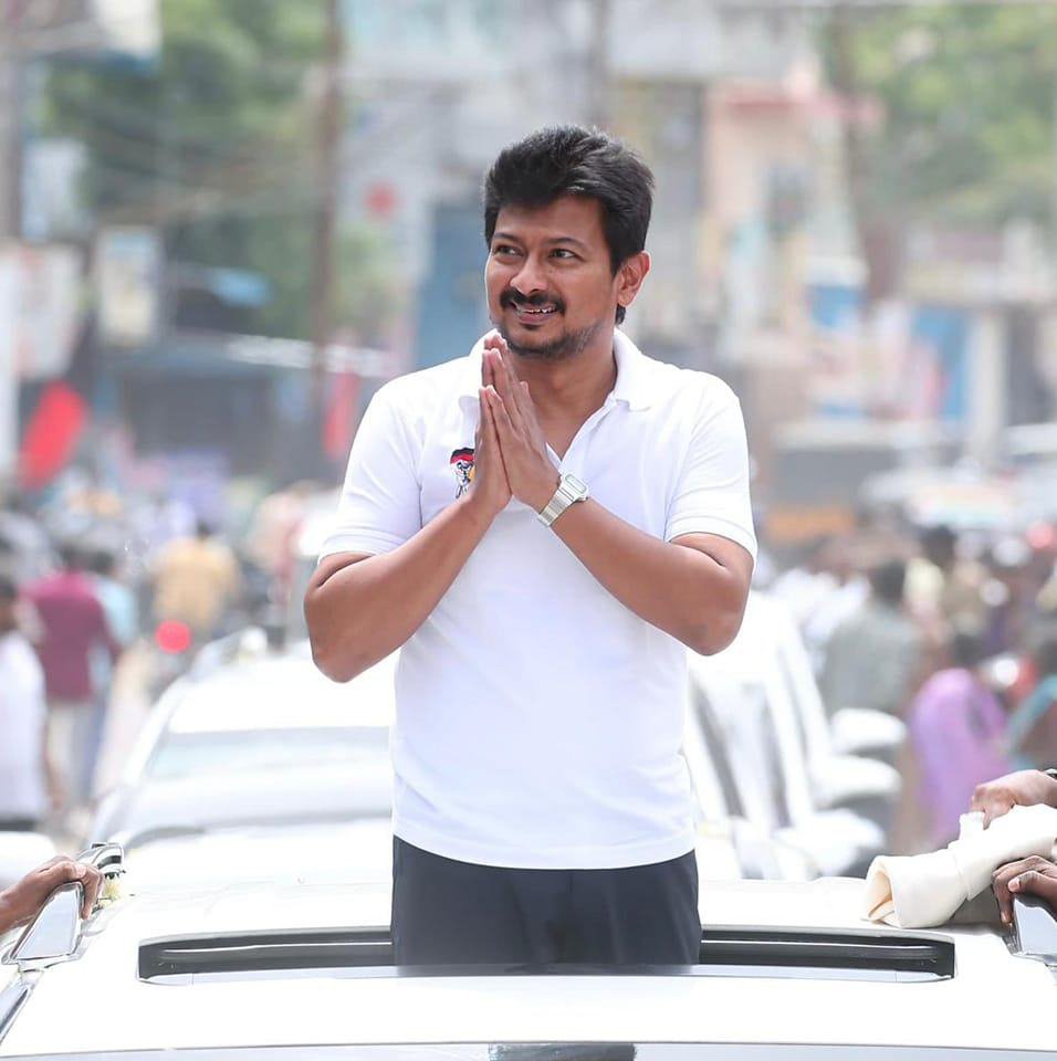ikhader_'s tweet photo. 1991ல் ஆட்சி கிடைத்த மமதையில் ஜெயலலிதா ஆடிய ஆட்டத்தின் விளைவை பிற்காலத்தில் உணர்ந்து கொண்டார். அந்த வழியையே தற்குறிகளின் தலைவனும் பின்பற்றுகிறார். 

தன்னைப் பார்க்க வந்தவர்கள் கண்முன்னே செத்து விழுந்தபோது நின்று பார்க்காமல், ஓடி ஒளிந்து கொண்ட ஓடுகாலிக்கே இவ்வளவு திணவு இருக்குமென்றால், மிசாவை சந்தித்து மீண்டவரை தலைவராகக் கொண்டு செயல்படும், மோடிக்கும் பயப்படமாட்டேன், உன் ஈ.டிக்கும் பயப்படமாட்டேன் அட்ரஸ் சொல்றேன் வந்து பாரு என்று தைரியமாக சவால்விட்ட இளந்தலைவர் உதயநிதிக்கு எவ்வளவு இருக்கும். 

சட்டப்பேரவையில் கேள்விகளை எதிர்கொள்ள பயந்து, கோழைத்தனமான நடவடிக்கையில் இறங்கியிருக்கும் கோழைகளின் தலைவனுக்கு இதன் விளைவுகள் விரைவில் புரியும். மாஃபியா கும்பல் சக்தியைவிட, மக்கள் சக்தி பெரிது என்பதை மறந்துவிட வேண்டாம்.