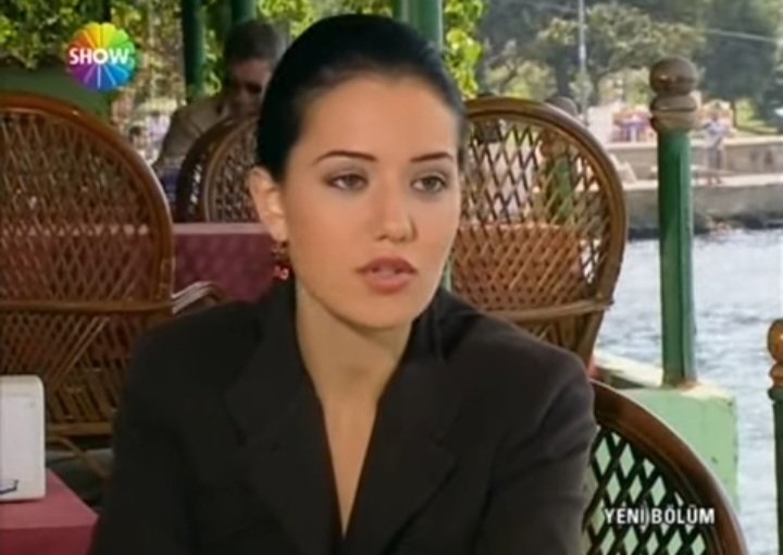 Hayat_evcen's tweet photo. فهرية. في أول ظهور لها قبل 21عاماً في مسلسل لاتنسى أبداً #aslaunutma  🐚🦋
نفس الجمال لم تتغير حتى تمثيلها في المسلسل جميل لديها كاريزما خاصة يها 🩶🖤تجذب الانظار 
#Fahriyeevcen https://t.co/GsVfiSxLLv