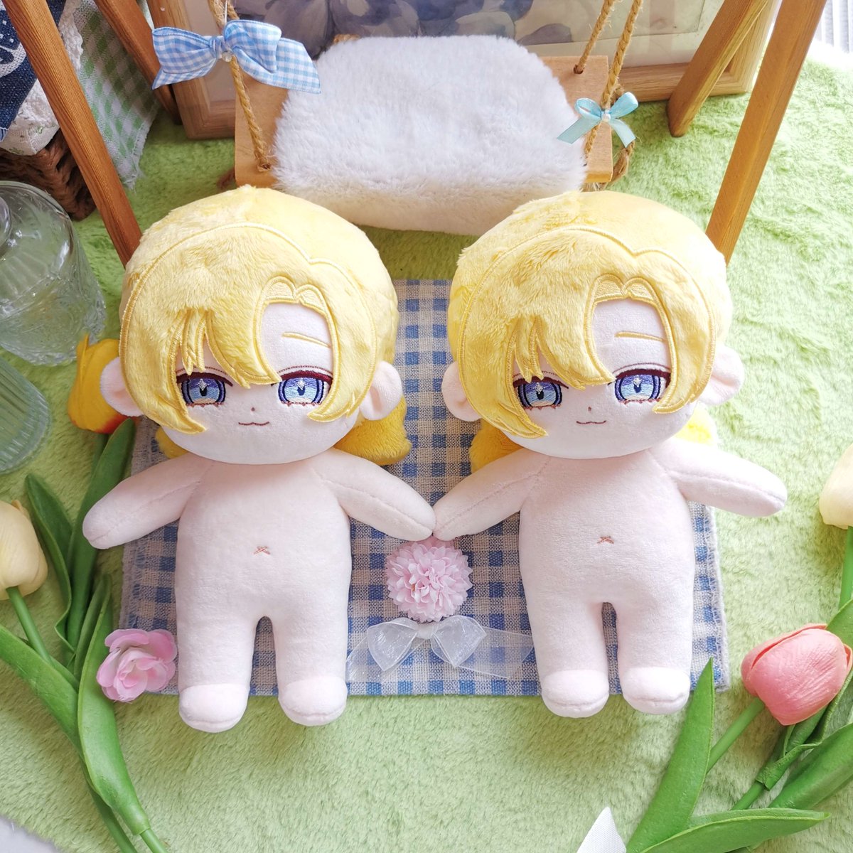 EvaCustom's tweet photo. ふんわりとした黄色い髪が印象的な20cmのぬいちゃん💛✨
おそろいの髪型と透明感のある青い瞳がとてもかわいくて、並んだ姿はまるで仲良しの双子みたい。やさしい表情と柔らかな色合いが合わさって、見ているだけでほっとするような癒しの雰囲気です☁️
ふわふわの髪や丁寧に作られた表情など、小さなこだわりがたくさん詰まった特別な子たち。2人並べて飾ると可愛さもさらに倍増して、ずっと眺めていたくなります🌼🤍
#20cmスタンダード型-普毛 
++++++++++++++++++++++++++
写真をもとにカスタマイズ棉人形🥰
無料で人形をデザインします!
https://t.co/gVeZ5Rn9th

#かわいい #ぬいぐるみ  #推し活 #コットンドール #手作りドール #オーダーメイドドール #ハンドメイドドール