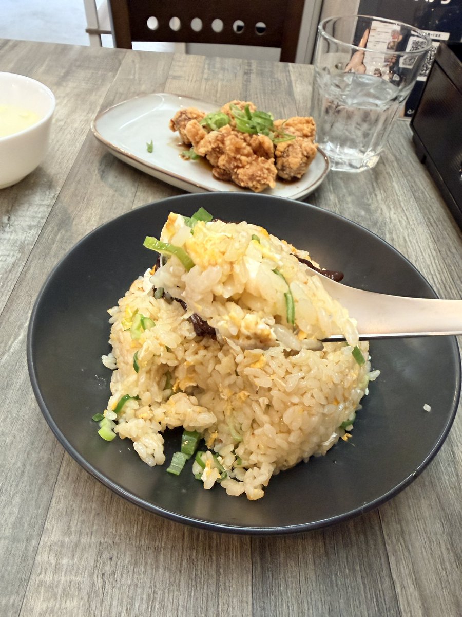 JIMOHACK3's tweet photo. 仙台二日町にオープンした「黄金の粒」で、チャーハン大盛＋ハラミ＋唐揚げ3個。

ありそうであまり無い、チャーハンの専門店が二日町にオープン。

基本のチャーハンに、自分の好みの具材を入れてカスタムしていく麻辣湯スタイル。

チャーハンはパラッパラに炒められてて、ベースの炒飯は玉子とネギだけのシンプルなやつだけど、これがめっさ旨い！

シンプルで、旨い。だからこのチャーハンは美味い。
唐揚げはデフォで油淋鶏風、サクサクで美味しかったです。
お盆明けまで昼営業のみです。

https://t.co/YsRlQMfATl
