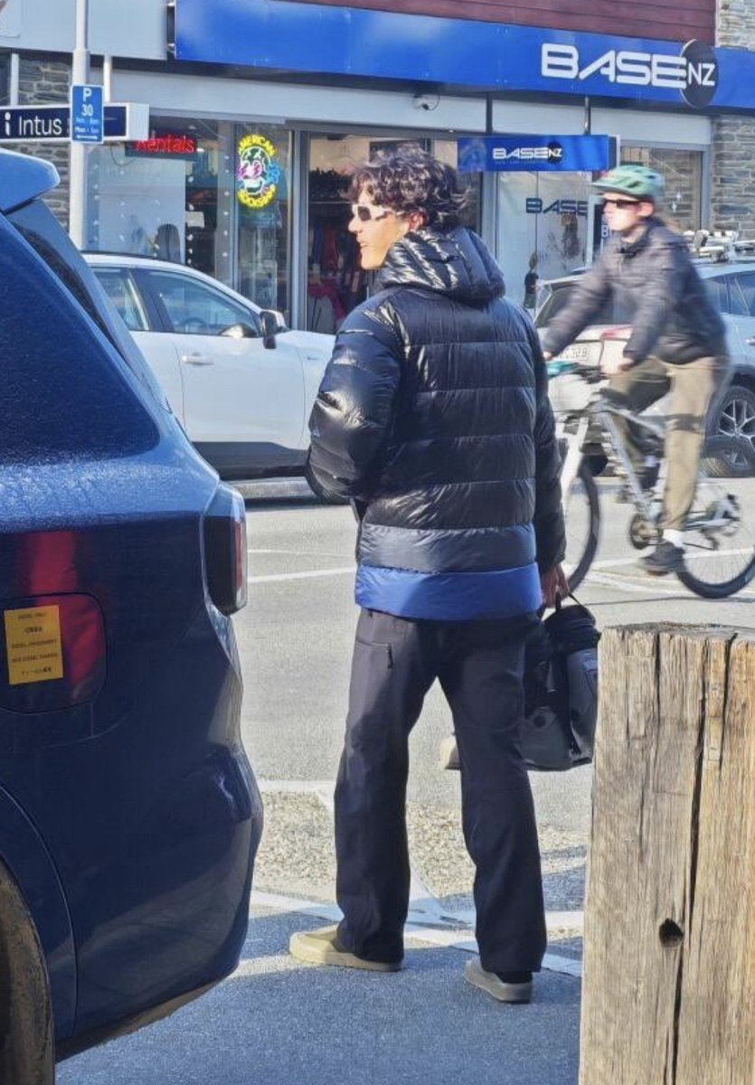 Vandidi_WYB's tweet photo. 4 August 2026 
Wang Yibo in Queenstown,NZ 🇳🇿now!

“ผมพยายามอย่างหนักเพื่อที่จะใช้ชีวิต เมื่อ 2-3ปีก่อนผมทำงานหนักมากเกินไป ผมก็เลยเริ่มคิดที่จะเปลี่ยนแปลงตัวเอง จากนั้นผมคิดว่าผมควรจะออกไปข้างนอก ออกไปลองสิ่งใหม่ๆ ไปใกล้ชิดธรรมชาติ เพราะตัวผมชอบธรรมชาติมาตั้งแต่เด็ก แล้วก็ชอบกีฬาด้วย ผมคิดว่าตัวเองพยายามหนักมากเพื่อสร้างสมดุลระหว่างงานและชีวิต (work-life balance)” 

— Wang Yibo กล่าวไว้ใน Exploring The Unknown ss2 💚
#WangYibo #หวังอี้ป๋อ