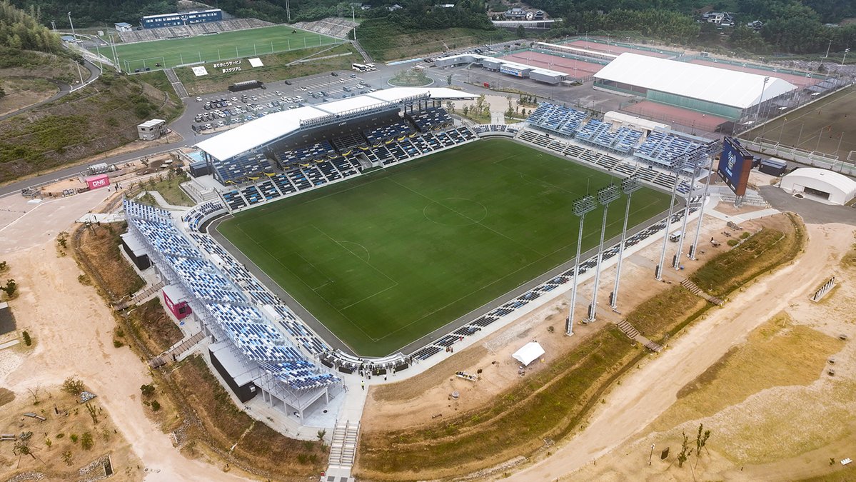 imabari_city's tweet photo. アシックス里山スタジアムの増席お披露目式が行われました。収容人数は5,316人から8,848人へ拡大！コーナーにデッキ席なども新設され、これまでとは全く違う景色が広がります。 https://t.co/lcOCGOgWlG