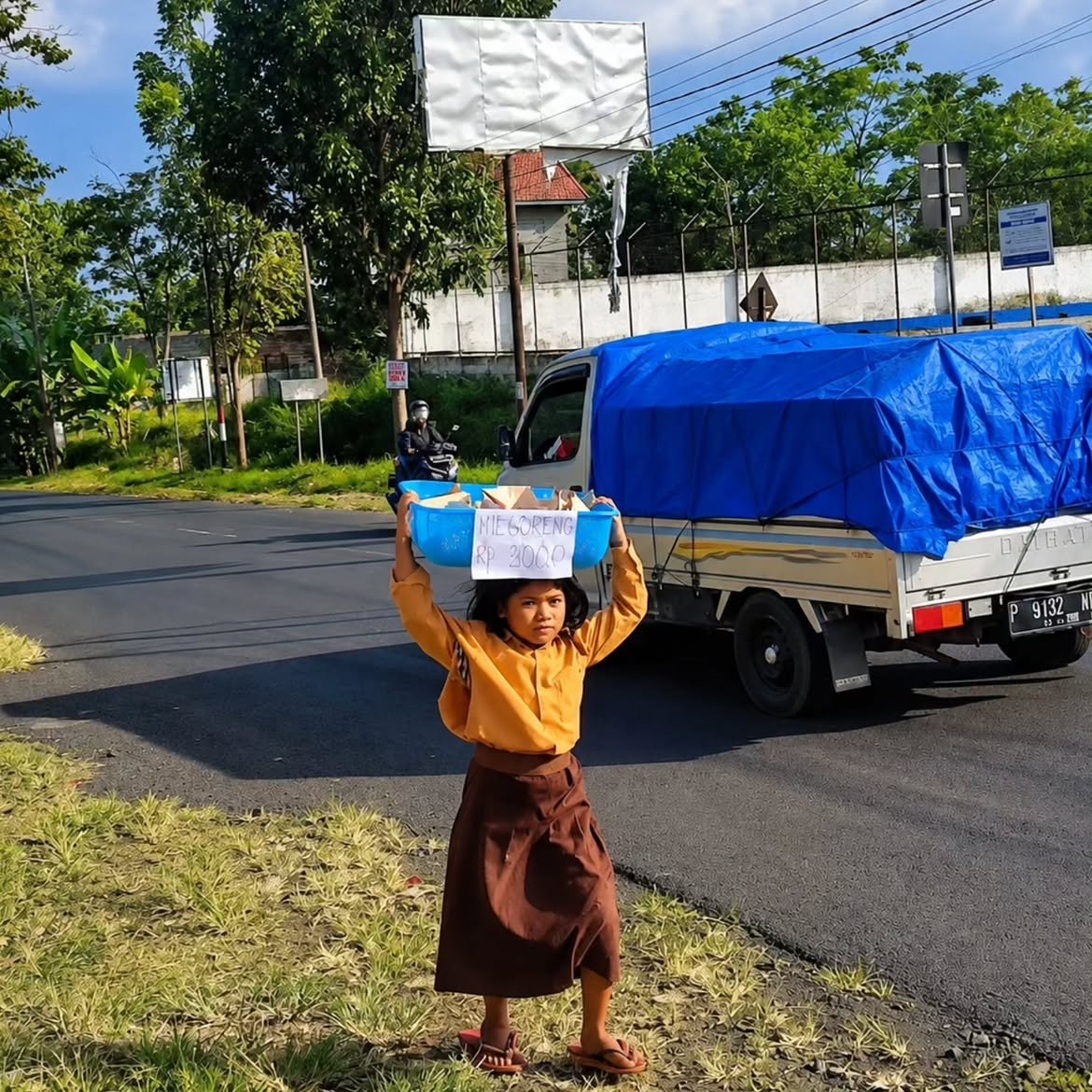 aniqardyy's tweet photo. guys, hati gue nyesek banget baca kisah Veren..

sepulang sekolah, anak sekecil ini harus jualan mie keliling sampai malam, jalan kaki sekitar 5 km demi bantu nenek dan beli susu adiknya yang menderita hidrosefalus.

orang tuanya udah berpisah. ibunya menikah lagi dan nggak pernah menjenguk, sementara ayahnya pergi begitu aja. Veren bahkan masih sering nangis karena kangen ayahnya.

sehari paling dapat sekitar Rp35 ribu, itu pun kalau dagangannya laku. jangankan berobat, sandal putus aja dia sampai tetap jalan dengan satu kaki tanpa sandal.

anak kecil harusnya mikirin main, bukan mikirin besok adiknya bisa makan atau nggak..