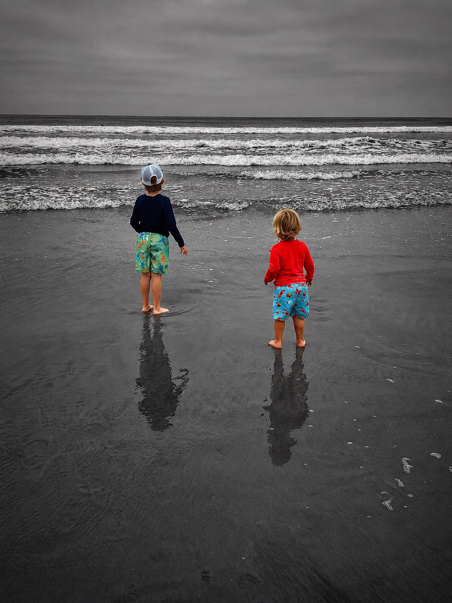 theynproject's tweet photo. Family beach day! First day of vacation is off to a great start. #theynproject #family #familyvacation #dadlife #familylife https://t.co/zmFHNoNanL