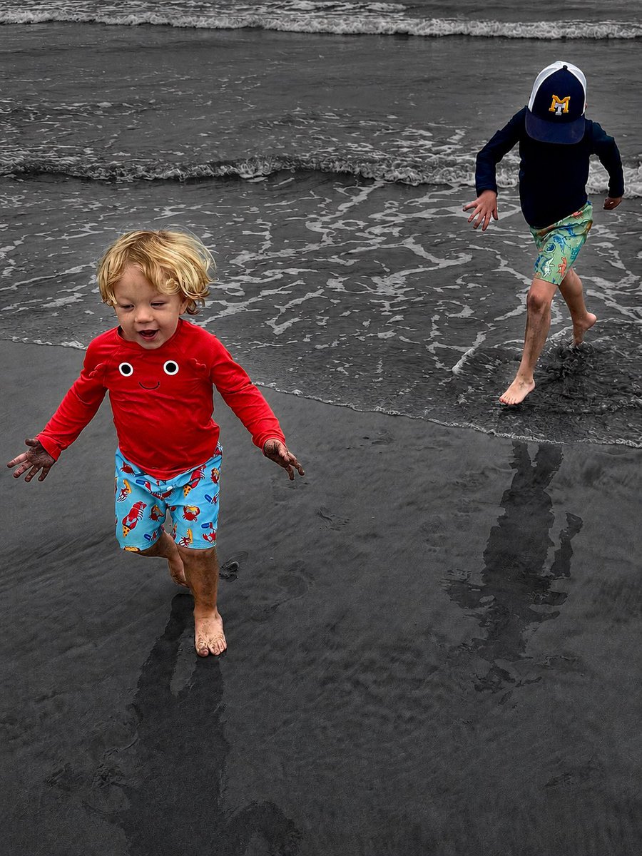 theynproject's tweet photo. Family beach day! First day of vacation is off to a great start. #theynproject #family #familyvacation #dadlife #familylife https://t.co/zmFHNoNanL