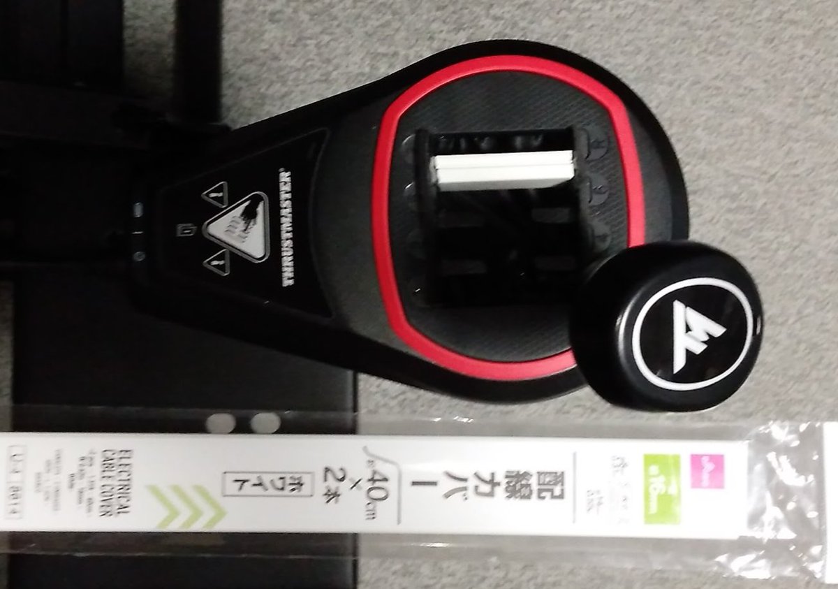 hekihou_'s tweet photo. スラストマスターTH8Sで、5速に入れようとして7速に入ってしまうので悩んでいたのですが、配線カバーを短く切り、シフトゲートの突起を挟むように固定することで解消しました（リバースはパドルシフトで対応）。お悩みの方はお試し下さい。 https://t.co/lj0rBxYr4f