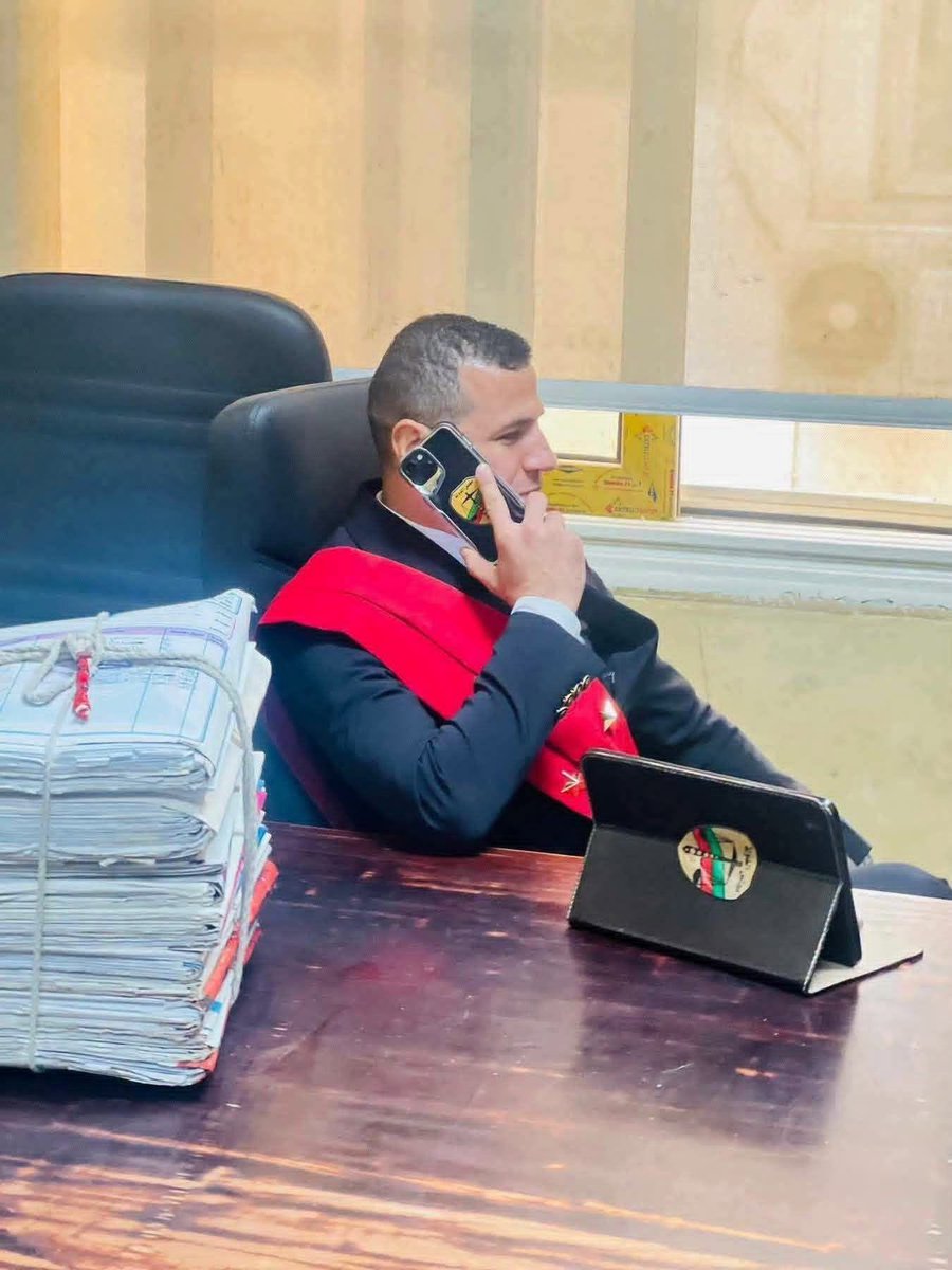 AliraqNet's tweet photo. قاض مزيف في مصر لمدة 3 سنوات

انتحل أحد الأشخاص في مصر صفة قاض طيلة ثلاث سنوات، حيث استأجر قاعة محكمة بمساعدة آخرين، واعتلى منصة القضاء لنظر القضايا والاستماع للمرافعات وإصدار الأحكام.

وقد تمكن المتهم خلال هذه الفترة من الاستيلاء على أموال طائلة من المواطنين، قبل أن ينكشف أمره. https://t.co/2USg17WJj6