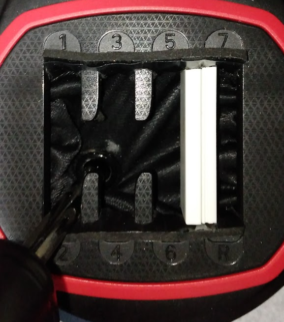 hekihou_'s tweet photo. スラストマスターTH8Sで、5速に入れようとして7速に入ってしまうので悩んでいたのですが、配線カバーを短く切り、シフトゲートの突起を挟むように固定することで解消しました（リバースはパドルシフトで対応）。お悩みの方はお試し下さい。 https://t.co/lj0rBxYr4f
