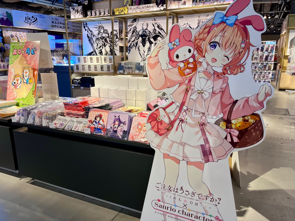 KYOTO_IPSHOTEN's tweet photo. /／
京都IP書店にて本日より開催‼️
『ご注文はうさぎですか？BLOOM×サンリオキャラクターズ』POP-UP SHOP ～Revival～
\＼

SHIBUYA TSUTAYA 6階 IP書店で好評だったPOP-UP SHOPが各地のTSUTAYA8店舗を巡ります。
ココアたちとサンリオキャラのコラボイラストとかわいいデフォルメイラストが加わり、心がぴょんぴょんすること間違いなしです🐇

この機会をお見逃しなく👀

📍京都IP書店

#ご注文はうさぎですか？
#京都IP書