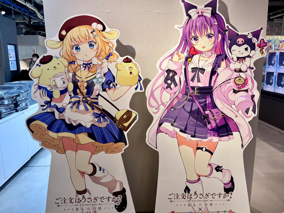 KYOTO_IPSHOTEN's tweet photo. /／
京都IP書店にて本日より開催‼️
『ご注文はうさぎですか？BLOOM×サンリオキャラクターズ』POP-UP SHOP ～Revival～
\＼

SHIBUYA TSUTAYA 6階 IP書店で好評だったPOP-UP SHOPが各地のTSUTAYA8店舗を巡ります。
ココアたちとサンリオキャラのコラボイラストとかわいいデフォルメイラストが加わり、心がぴょんぴょんすること間違いなしです🐇

この機会をお見逃しなく👀

📍京都IP書店

#ご注文はうさぎですか？
#京都IP書
