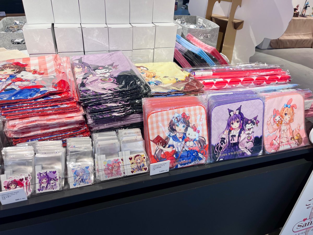 KYOTO_IPSHOTEN's tweet photo. /／
京都IP書店にて本日より開催‼️
『ご注文はうさぎですか？BLOOM×サンリオキャラクターズ』POP-UP SHOP ～Revival～
\＼

SHIBUYA TSUTAYA 6階 IP書店で好評だったPOP-UP SHOPが各地のTSUTAYA8店舗を巡ります。
ココアたちとサンリオキャラのコラボイラストとかわいいデフォルメイラストが加わり、心がぴょんぴょんすること間違いなしです🐇

この機会をお見逃しなく👀

📍京都IP書店

#ご注文はうさぎですか？
#京都IP書