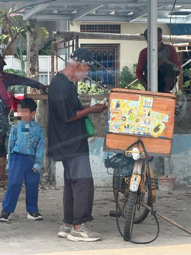 LiaAfri03881071's tweet photo. Warga tambun pasti ga asing sama bapak eskrim ini.. kalau ketemu dibeli ya, murah aja cuma 3000 perak.
Kadang bapak ini ada di sekolah rejis, ada di grand wisata, ada di mutiara gading..
Karena si bapak jualan eskrim jadi mungkin banyak yg ga beli karena takut batuk dll, gpp kita beli aja yuk. Masalah eskrimnya mau kita makan atau gmn setidaknya bantu si bapak🥹🥹
cc: rosabhal