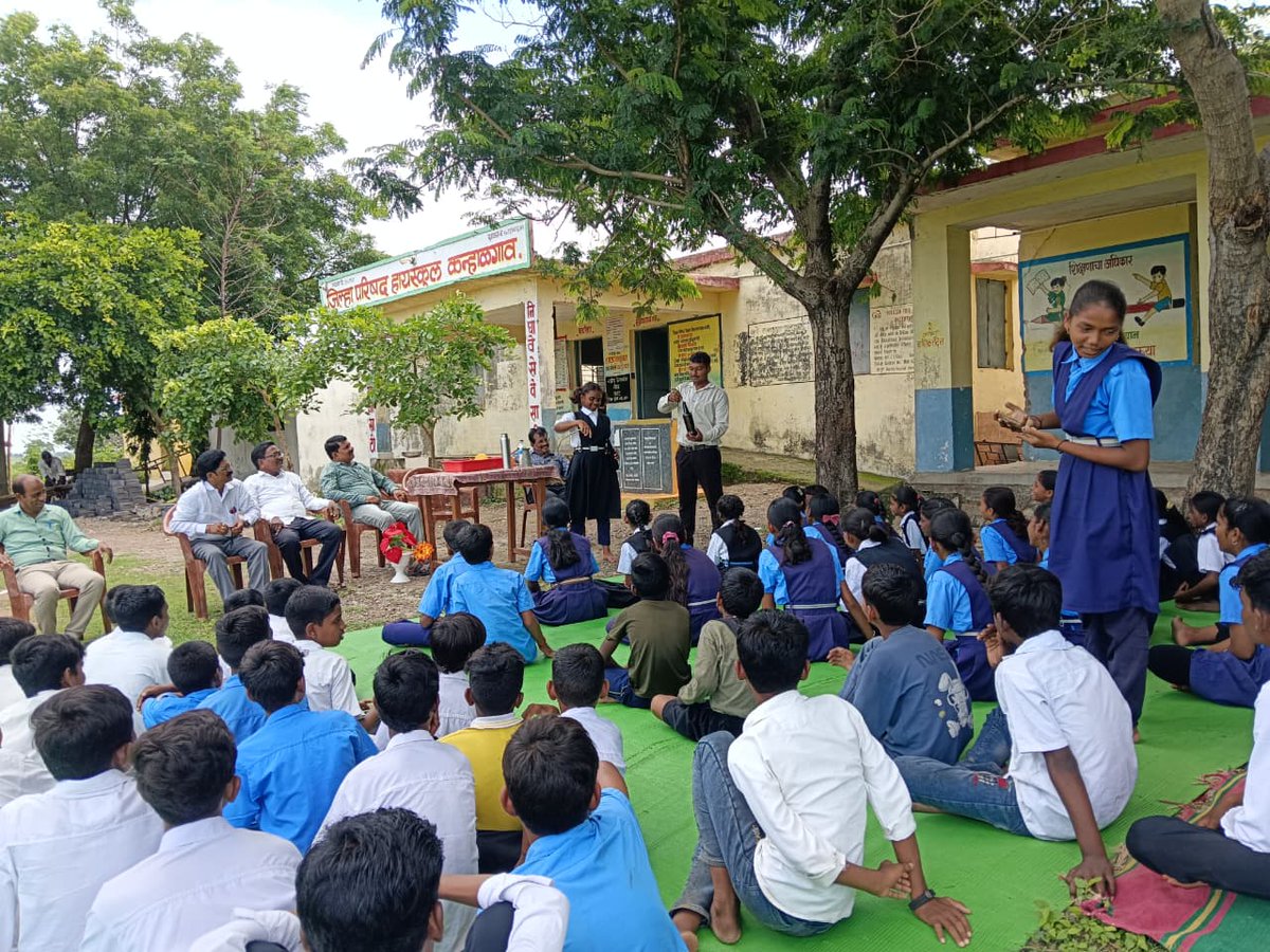 RamanCentre's tweet photo. 🚌🔬 The Mobile Science Exhibition by @RamanCentre, a unit of @ncsmgoi  @MinOfCultureGoI , reached Zilla Parishad High School, Kanhalgaon, Tal. Korpana, Dist. Chandrapur, inspiring students through interactive science experiences.

#MobileScienceExhibition #ScienceOnWheels https://t.co/MuNjHPBE41