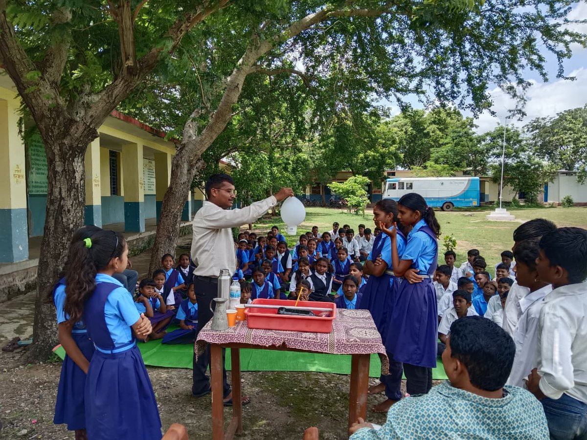 RamanCentre's tweet photo. 🚌🔬 The Mobile Science Exhibition by @RamanCentre, a unit of @ncsmgoi  @MinOfCultureGoI , reached Zilla Parishad High School, Kanhalgaon, Tal. Korpana, Dist. Chandrapur, inspiring students through interactive science experiences.

#MobileScienceExhibition #ScienceOnWheels https://t.co/MuNjHPBE41