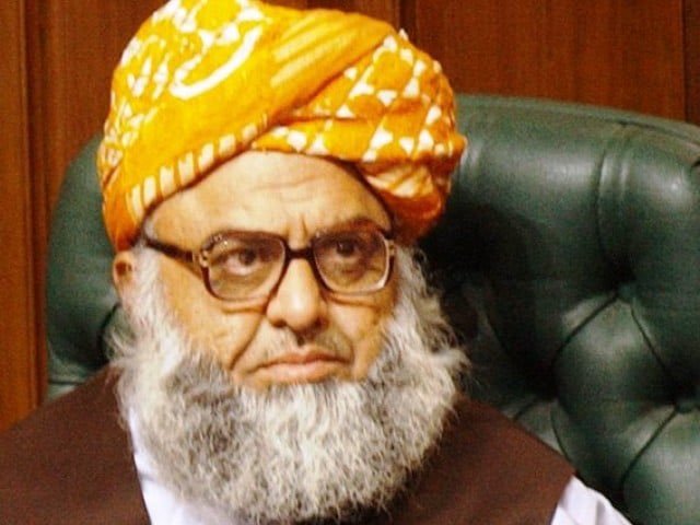 AwanAslamAwan1's tweet photo. مولانا فضل الرحمن نے اسٹیبلشمنٹ کو انہی کی زبان میں جواب دے کر قومی سیاست کی حرکیات بدل دی ہیں۔ مولانا اُن لوگوں میں شامل نہیں جو ہوا کا رخ دیکھ کر اپنا راستہ بدل لیتے ہیں؛ وہ شاہین کی مانند ہمیشہ طاقت کے بہتے دھارے کے مخالف سمت پرواز کرنے کے عادی ہیں۔

وہ برصغیر کے جن علماء کی سیاسی روایت کے وارث ہیں، اُنہوں نے کبھی طاغوت کے سامنے سرِ تسلیم خم نہیں کیا۔ علماء کرام گزشتہ سو برس سے برطانیہ، روس اور امریکہ کے سیاسی غلبے کے خلاف مزاحمت کرتے آ رہے ہیں۔ اب جبکہ برطانیہ کے بعد روسی سوشلزم اور امریکہ سرمایا دارانہ نظام بھی شکست کھا کر اس خطے سے نکل چکے ہیں، تو علماء کرام مقامی غاصبوں کے خلاف آخری مزاحمتی معرکہ لڑ رہے ہیں۔

قوم کو چاہیے کہ علماء کرام کا ساتھ دے، کیونکہ یہ ملک یہود و نصاریٰ کے ذہنی غلاموں کے لیے تخلیق نہیں ہوا، بلکہ یہ برصغیر میں محمد عربیؐ کے غلاموں کی وراثت ہے۔