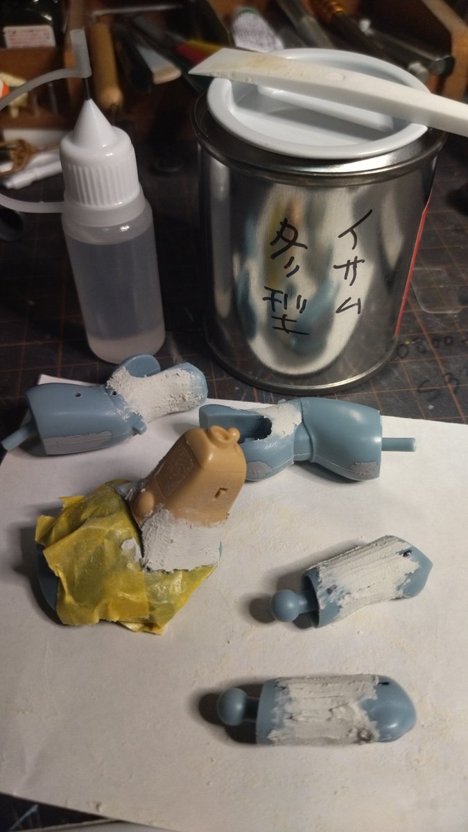 mH7QDHkwQMapUDI's tweet photo. #ロボットバトルⅤ #robotbattle
#mk44
#ホワイトナイト #WhiteKnight
延長&短縮部分をゴリゴリ削り、ポリパテもりもり
豚キンを整えたら塗装開始
ギスギスに汚す予定なのでさっくりとね
楽しいね https://t.co/R3GKBJYb3O