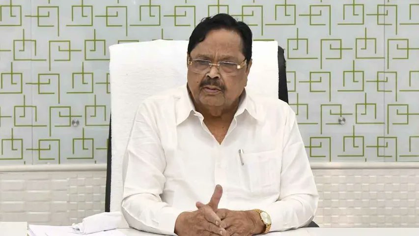 arivalayam's tweet photo. பேசாத ஒன்றைப் பேசியதாகப் பொய் வழக்குப் போட்டு எதிர்க்கட்சித் தலைவர் திரு. உதயநிதி ஸ்டாலின் அவர்களை, காவல்துறையை ஏவிக் கைது செய்துள்ளது ஆணவ அடக்குமுறை!

பட்ஜெட் கூட்டத்தொடருக்குப் பயந்து செய்த - இந்த பாசிச கைது நடவடிக்கை மூலம் எதிர்க்கட்சித் தலைவரை அச்சுறுத்த முடியாது!

- கழகப் பொதுச் செயலாளர் திரு. துரைமுருகன் கண்டனம்!

பட்ஜெட் கூட்டத்தொடர் தொடங்கவுள்ள நிலையில் அவையில் மாண்புமிகு எதிர்க்கட்சித் தலைவர் திரு. உதயநிதி ஸ்டாலின் அவர்களை எதிர்கொள்ளத் துணிச்சலற்ற கோழை த.வெ.க. அரசு காவல்துறையை ஏவி அவரைக் கைது செய்துள்ளதற்குக் கடும் கண்டனத்தைத் தெரிவித்துக் கொள்கிறேன்.

நேற்று தஞ்சையில் விவசாயிகளுக்காகக் கழகம் எழுப்பிய கோரிக்கைகள் குறித்து வாய்திறக்காத அரசு, அந்தப் போராட்டத்தின் எழுச்சியைப் பார்த்து தொடை நடுங்கி, ஜனநாயகத்தின் முக்கியத் தூணான எதிர்க்கட்சித் தலைவரையே அடிப்படையற்ற பொய் வழக்கில் கைது செய்துள்ளது அராஜகத்தின் உச்சகட்டம்! மிக மோசமான ஜனநாயகப் படுகொலை!!

மாண்புமிகு முதலமைச்சர் திரு. விஜய் தனது “Apprentice” ஆட்சியில் சரியும் சட்ட ஒழுங்கு, மாநிலம் முழுவதும் மக்களை வாட்டும் மின்கட்டணப் புகார்கள், விவரம் இல்லாத அமைச்சர்கள் அடிக்கும் கூத்துகள், “இம்” என்றால் சிறைவாசம் என்ற ஆணவத்தைப் பிரதிபலிக்கும் அடக்குமுறைகள், பாலியல் வழக்குகளில் அடுத்தடுத்து சிக்கும் த.வெ.க. நிர்வாகிகள், எல்லாவற்றுக்கும் மேல் டெல்டா விவசாயிகள் கண்ணீர் சிந்த வைக்கும் காவிரிப் பிரச்சினையில் மாண்புமிகு முதலமைச்சரின் மவுனமும் மெத்தனமும் என எதிர்க்கட்சித் தலைவர் நாளை தொடங்கும் சட்டமன்றக் கூட்டத்தொடரில் எழுப்பவுள்ள கேள்விகளுக்கு இன்றே அஞ்சி நடுங்கி, தஞ்சாவூரில் பேசாத ஒன்றைப் பேசியதாகப் புனைந்து, கற்பனைக் குற்றச்சாட்டின் அடிப்படையில் எப்.ஐ.ஆர் ஒன்றைப் போட்டு, உயர்நீதிமன்றத்தின் அறிவுறுத்தலையும் மீறி அவசர அவசரமாகக் கைது செய்துள்ளது அடாவடி தவெக அரசு!

கொடுங்கோல் ஆட்சியின் அலங்கோலத்தினை அரங்கேற்ற இந்த அராஜகத்தைக் கட்டவிழ்த்து விட்டிருக்கிறார்கள். பாசிசத்தின் உச்சகட்டமாக எங்கள் எதிர்க்கட்சித் தலைவர் அவர்களைப் பொய் வழக்கில் கைது செய்துள்ள மாண்புமிகு முதலமைச்சர் விஜய் இப்போது நடத்தி வருவது தி.மு.க. கூட்டணியிடம் இருந்து கடன் வாங்கிய கட்சிகளுடன் ஆதரவிலான ஆட்சி என்பதை ஏனோ “அதிகார போதையில்” மறந்து, மகுடி வாசித்துக் கொண்டிருக்கிறார். மாண்புமிகு முதலமைச்சர் விஜய் இப்படியெல்லாம் தி.மு.க.வையும் மிரட்ட முடியாது. எங்கள் மாண்புமிகு எதிர்க்கட்சித் தலைவர் அவர்களையும் அச்சுறுத்த முடியாது. 

நாங்கள் இதையும் சந்திப்போம், எதையும் சந்திப்போம்! சட்டப்பேரவையில் பதில் சொல்லாவிட்டாலும் மக்களுக்கு இந்த அரசு பதில் சொல்லித்தான் ஆக வேண்டும்!