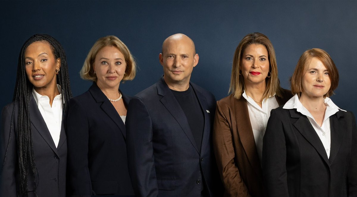 naftalibennett's tweet photo. אני שמח לבשר שהיום מצטרפות לנבחרת התיקון שלנו ארבע נשות עשייה.

אלה נשים שלא הגיעו לפוליטיקה מלמעלה, אלא בנו את עצמן בכוחות עצמן ומכירות מבפנים את הצרכים של עם ישראל ומה צריך לתקן. כל אחת מהן מביאה איתה גם קול של קהילה מהפסיפס הישראלי המיוחד שלנו, שלא נשמעת מספיק במרחב הציבורי.

**
עוה״ד אורלי הראל היא יזמת סדרתית בתחומי הבינה המלאכותית הגנרטיבית והרפואה, ופעילה חברתית בולטת. היא זכתה בפרס נשים מובילות בטכנולוגיה מטעם ממשלת בריטניה ונבחרה כשגרירת הצלחה מטעם מכון היצוא הישראלי. הראל החלה את דרכה הפוליטית כפעילה בתנועת הליכוד, שבמסגרתה ייסדה את פורום נשות ליכוד ירושלים. כיום היא ממשיכה להוביל פורומים א־מפלגתיים של אנשי ימין ומשמשת כראש מטה הנשים של מפלגת "ביחד".

**

אולסיה קנטור עלתה לישראל מברית המועצות ובנתה כאן את חייה בכוחות עצומים. לאחר שחוותה אלימות ונאלצה לעבור במקלט לנשים מוכות ולעבוד בשלוש משרות במקביל, היא המציאה את עצמה מחדש והפכה לאשת עסקים בינלאומית. לאחר מכן הקימה קרן פילנתרופית שמסייעת לנשים ולילדים לצאת ממעגל האלימות, ואחרי השבעה באוקטובר הקימה מיזם שמעניק טיפול בחינם לניצולי הנובה ולאימהות שכולות. 
**

עוה"ד אסתי איילון קובו עלתה מאתיופיה עם משפחתה במסע רגלי מסוכן דרך סודן והפכה למשרתת ציבור מנוסה במשרד הכלכלה. היא עבדה כעורכת דין בתחום המיזוגים והרכישות במשרד  עורכי הדין "מיתר", ייצגה את ישראל במשאים ומתנים בינלאומיים בתחומי סחר וכלכלה וכיהנה כראש המשלחת הכלכלית הישראלית בסין.

**

ברוריה נעים ארמן היא יזמת ואשת עסקים. היא המייסדת והיו״ר של החברה הגדולה בישראל בתחום קשרי קהילה, שעובדת עם רשויות מקומיות, חברות ממשלתיות, משרדי ממשלה וחברות פרטיות. היא כיהנה גם כסמנכ"לית קשרי קהילה בחברת נת״ע, וכראש המטה של שר התחבורה ושל סגן שר הביטחון. בשנתיים האחרונות ברוריה משמשת מנכ״לית מפלגת ״ביחד״. היא הכוח שמאחורי הקמת מערך השטח שלנו, והקימה כ־200 מטות ברחבי הארץ עם עשרות אלפי פעילים.

כשאני מדבר על ״ביחד״, לזה אני מתכוון. חיבור של הכוחות המקצועיים והטובים ביותר בחברה הישראלית למטרה אחת - לתקן את המדינה.

ולא במקרה, בנבחרת התיקון יש רוב נשי. לא בגלל המגדר, אלא בגלל החלטה פשוטה שקיבלנו - לצרף את הטובים והטובות ביותר. הממשלה הזאת דירדרה את ייצוג הנשים מהשיא שאליו הגענו בממשלה בראשותי לשפל. מדינה שמוותרת על מחצית מהכישרון שלה מתנהלת עם יד אחת קשורה מאחורי הגב. כדי לתקן את ישראל, צריך להביא להנהגה את כל הניסיון, היכולות והתרבויות השונות שיש לנו.

אלה הנשים שביחד איתן נתקן!