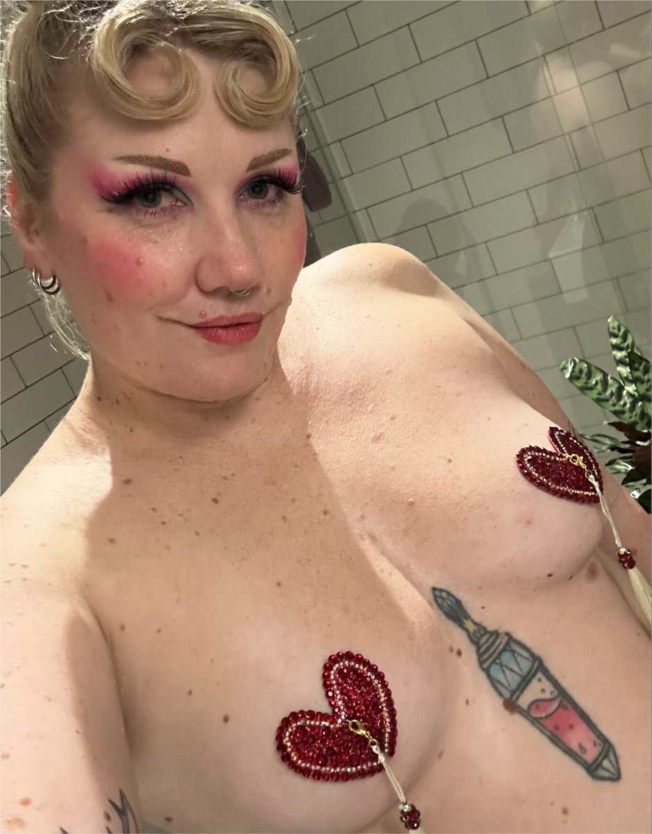 preciousvenusxo's tweet photo. Post-show pics for titty tuesday https://t.co/j9z5m1WvPi