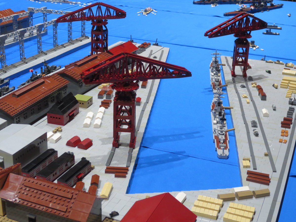 LEGON0815's tweet photo. レゴ艦船ジャンルの1/300スケール艦船用ジオラマ「呉軍港」の企画展展示版です。

制作期間は一ヶ月半。時代は戦前の1930年～1940年代。倉庫は9号さんや隼さんのジオラマを参考にしました。
※一部のグレー色のクレーンや艦船は他の方々の作品です。

作品全体としてはまだ制作を続けます。

#レゴ艦船 https://t.co/9GaaMUvnDN