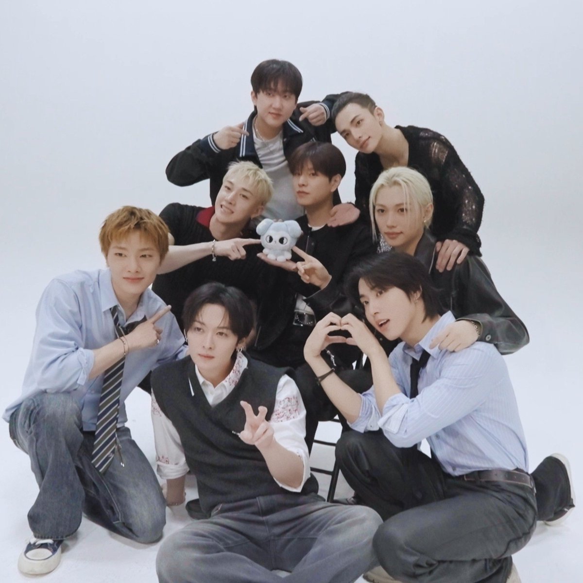bboklixx's tweet photo. 생축 비하인드 영상 감상:
냥라가 겁나 치댐
대형을 계속 바꿔도 댕냥이 붙어있음
🥰 https://t.co/f2af8y8atu