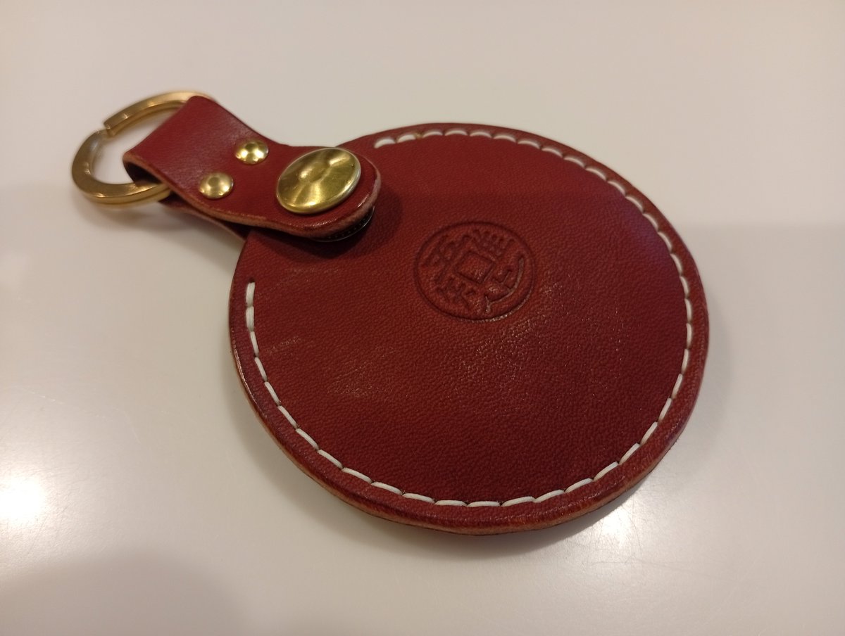 Gotodesign_jp_l's tweet photo. 限りなくコインサップな小銭入れ番外編

自分のも欲しくなったので端材で作成
非常用に小銭が10枚も入ればいいからサイズ80mm径の丸にしてみた
金具は革色に合わせて真鍮で統一

これオーダー品目に加えてもいいかも、って納得の出来だ https://t.co/L896epcLWJ